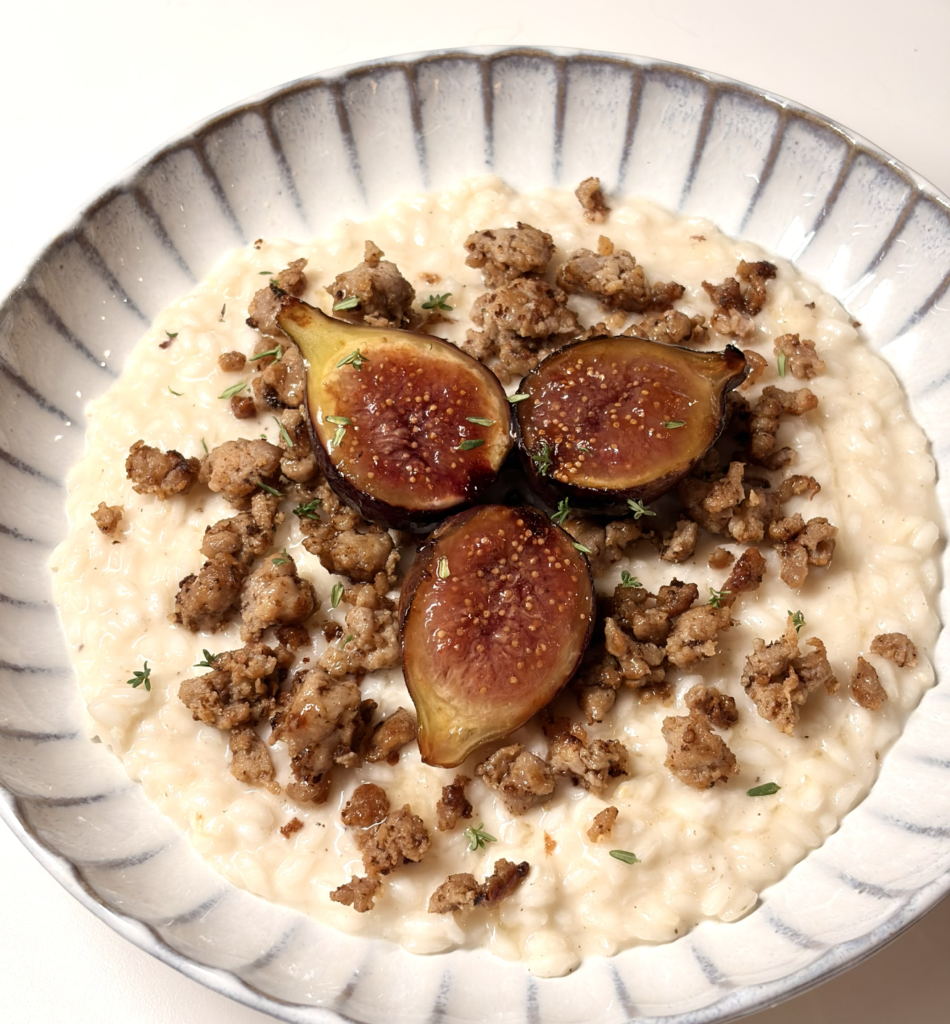 Risotto con fichi, robiola di capra e crumble di salsiccia